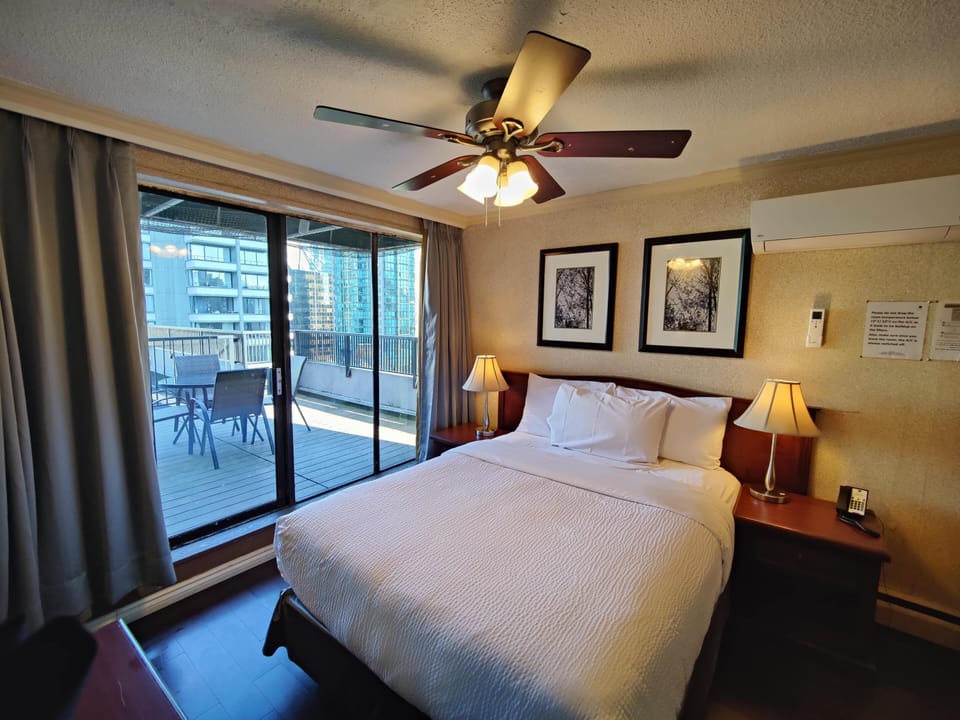 Penthouse Apartment w/ Patio, Harbour & City View image 9