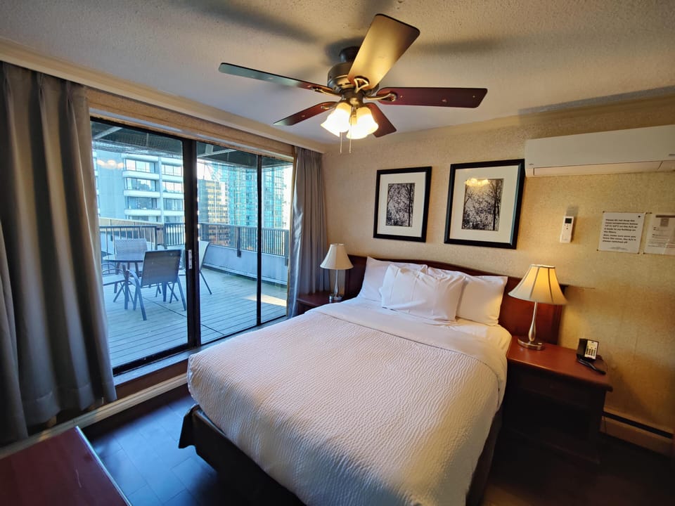 Penthouse Apartment w/ Patio, Harbour & City View image 2