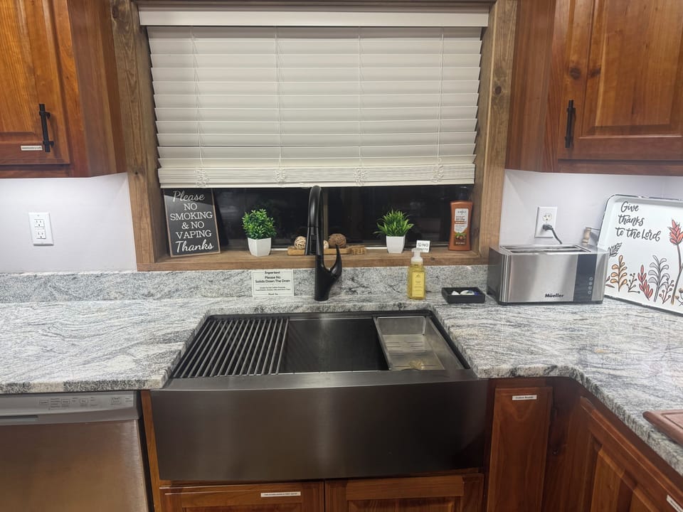 Farm-style kitchen sink.  City water.