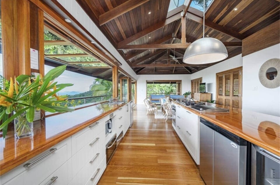 5. Stus Lookout - Kitchen