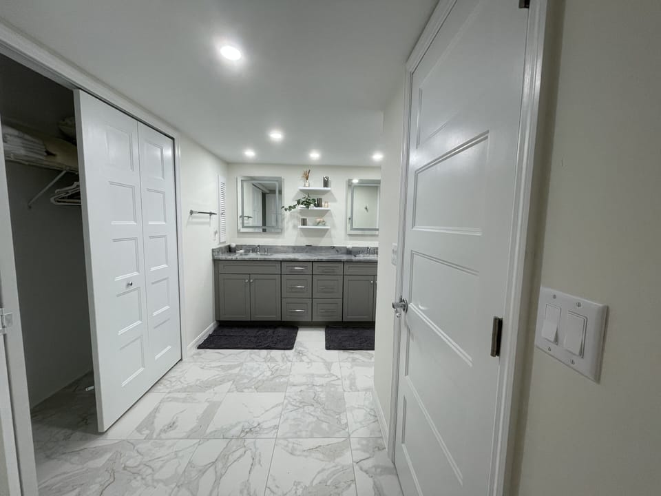 Primary bathroom / en suite