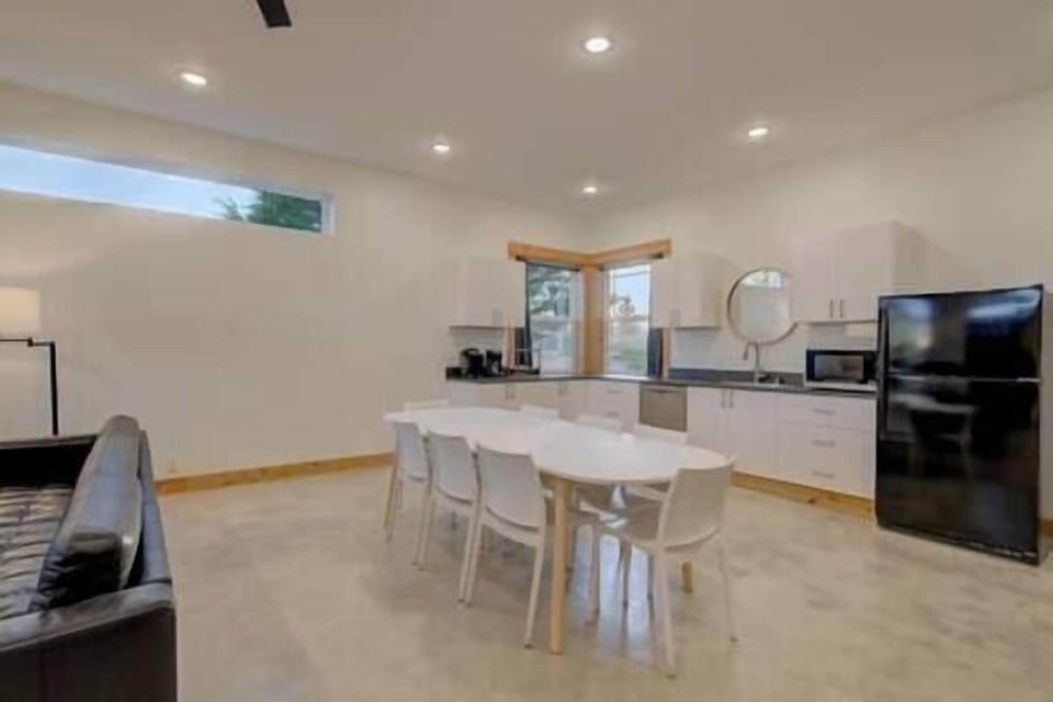 Reacreational building dining table