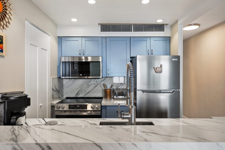 Fully equipped kitchen with modern finishes and plenty of storage for a comfortable stay