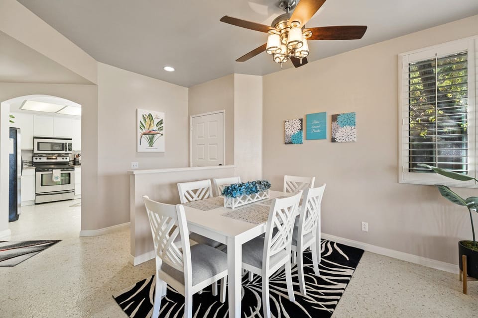 Dining room: seating for six people and ceiling fan