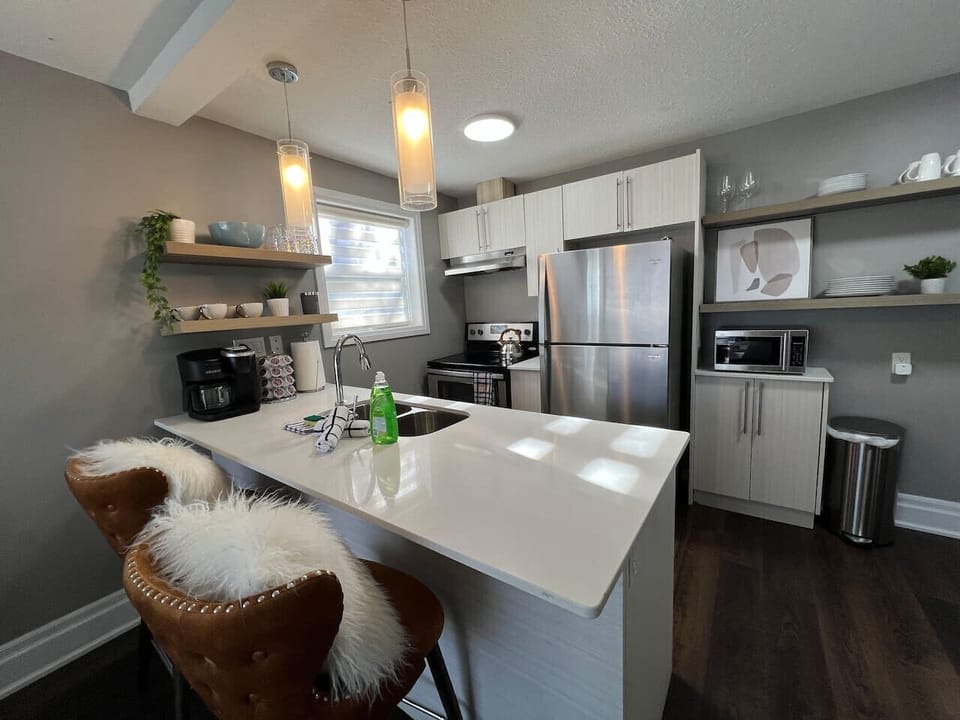 A place for your culinary adventures - modern dining area and fully equipped kitchen.