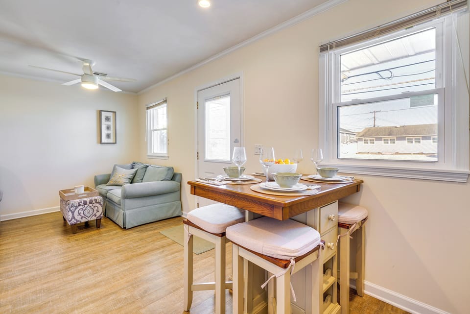 Dining Area | Dishware/Flatware Provided