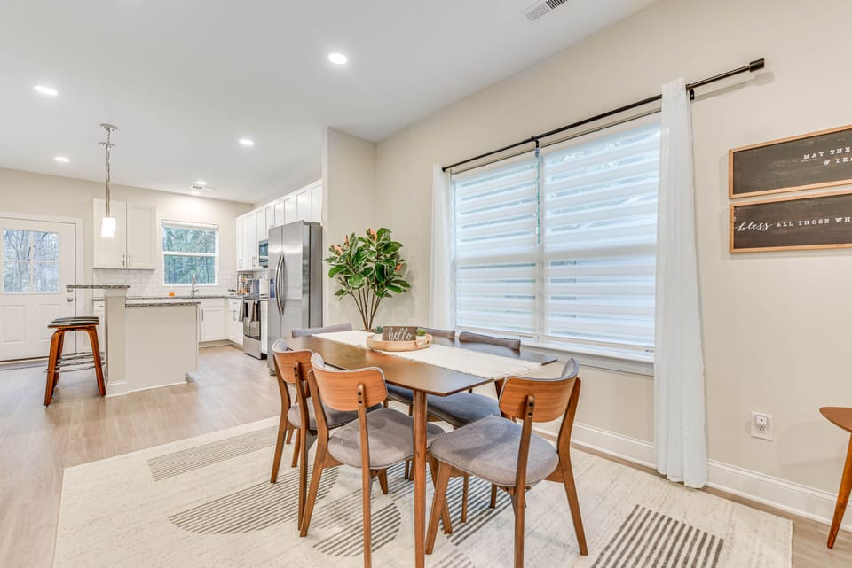 Dining Table | Dishware & Flatware