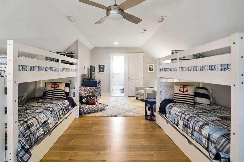 Bunk room - 4 twins