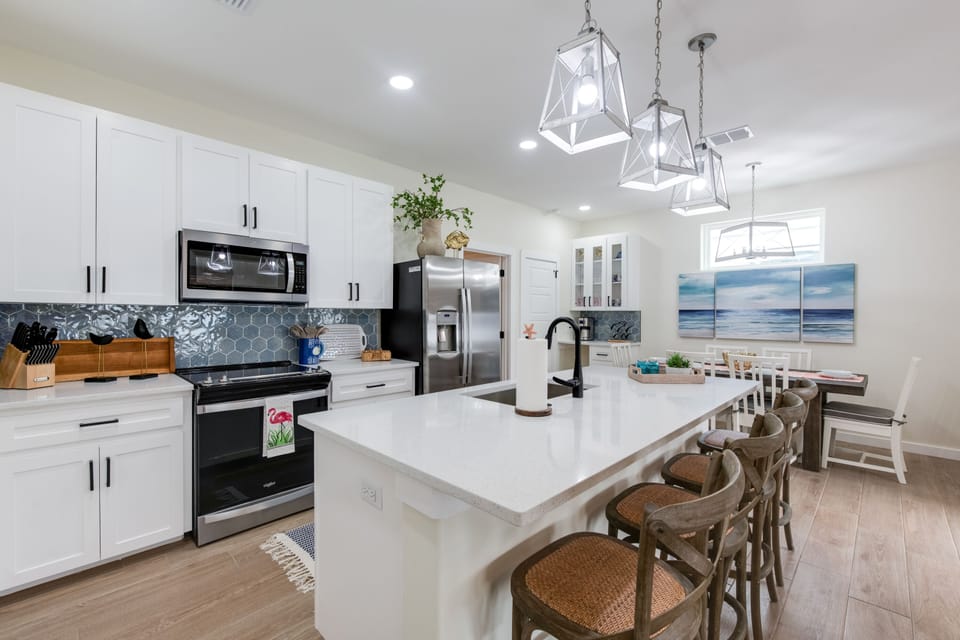 Breakfast bar and well-equipped kitchen