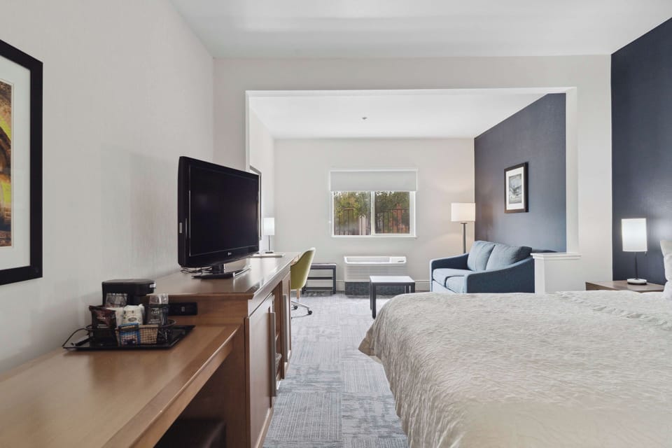 Unit with 1 King bed. Exact unit will be assigned upon arrival. Views, colors, and decor may vary.