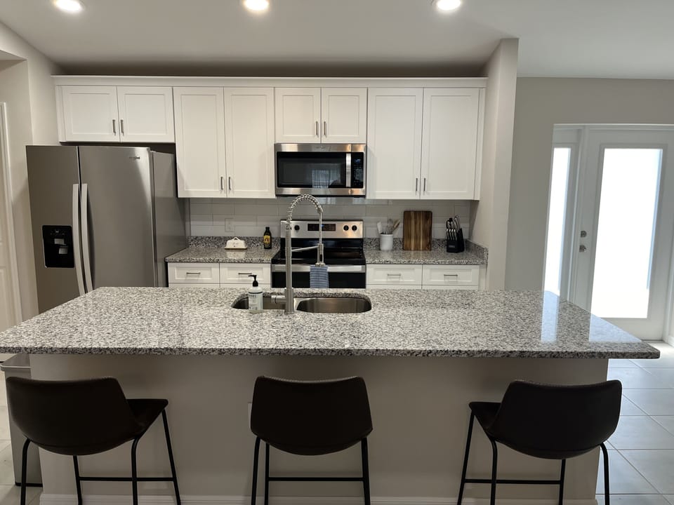 Fully equipped kitchen with bar stools