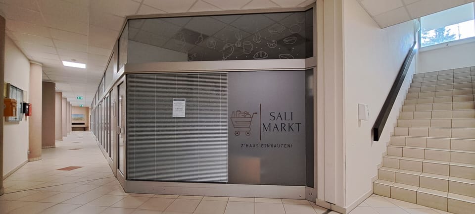 Der SALI Markt, ist ein Kiosk im Erdgeschoss des Hauses (Öffnungszeiten ab Mai).