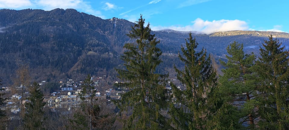 Der Blick von der Terrasse auf die Gerlitzen Alpe. Viele Sportmöglichkeiten.