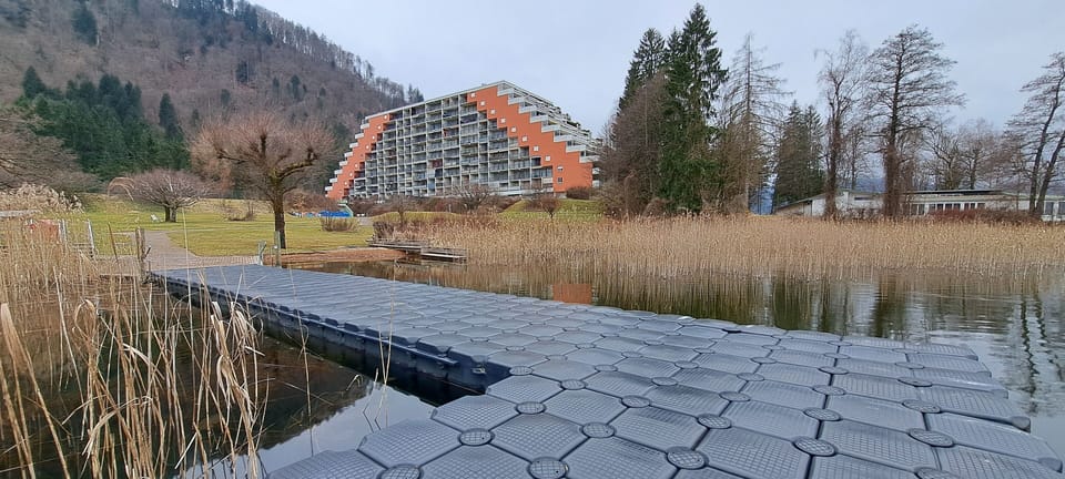 Das Apartmenthaus. Wie Sie sehen können, trennen Sie nur wenige Meter zum See. 