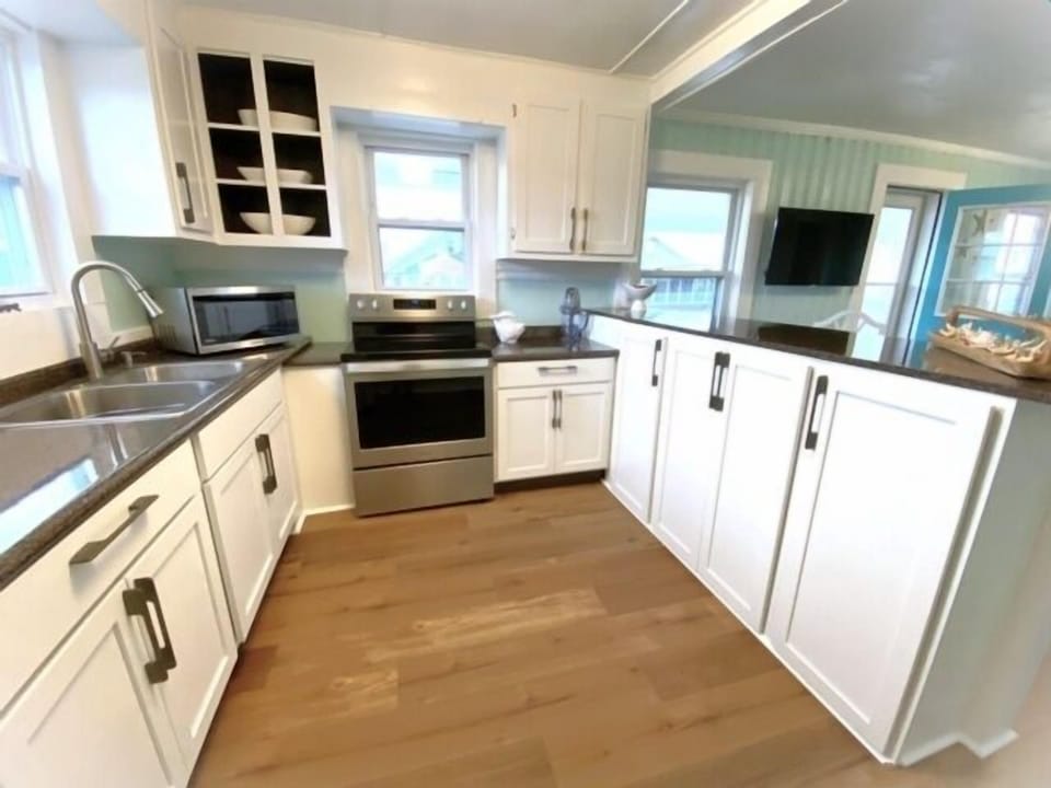 Indoors, Kitchen, Sink, Sink Faucet, Microwave