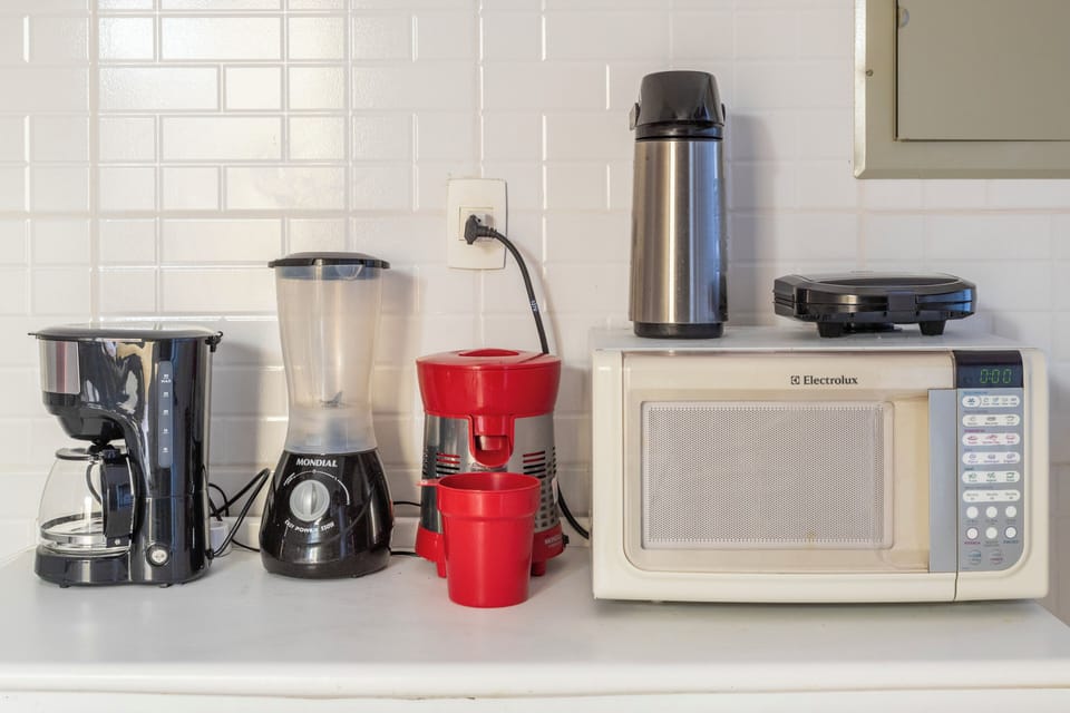 Cozinha completa: eletrodomésticos, louça, talheres, copos, taças de vinho,etc.