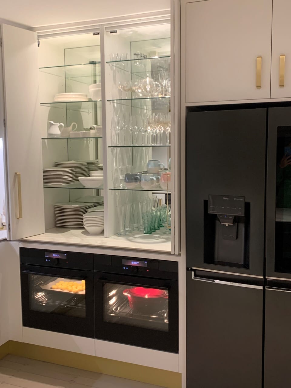 Double ovens & plates/glasses for 20 guests.