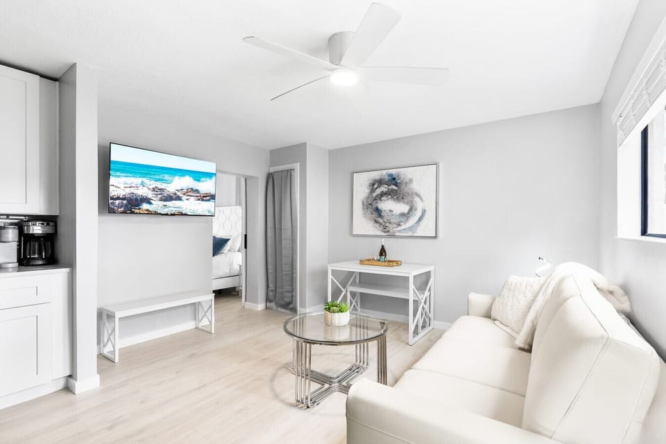 HDTV w/ DIrecTV Streaming & 4-person dining table