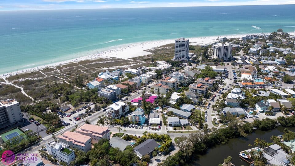 Ocean breezes, one of the best locations in all of Siesta Key