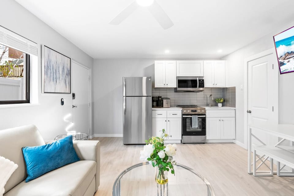 Full kitchen & 4-person dining table