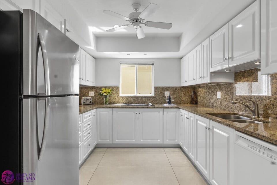 Full kitchen, freezer, fridge, ice-maker, toaster, Keurig, drip-coffee machine, oven and stove