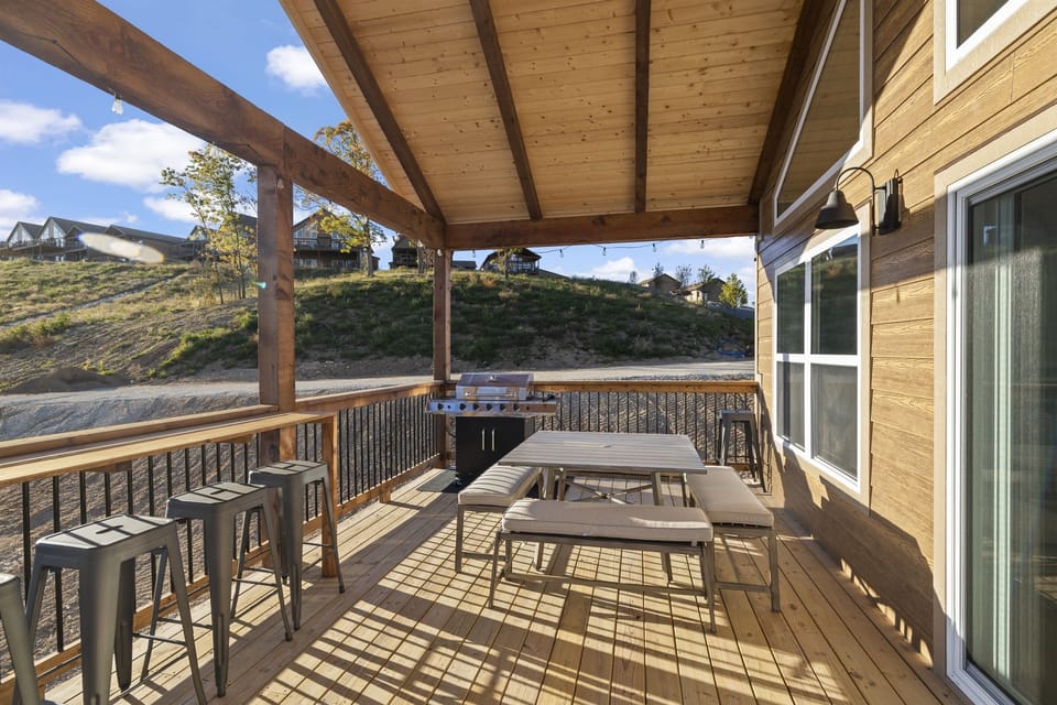 Upstairs dining & 2nd propane grill