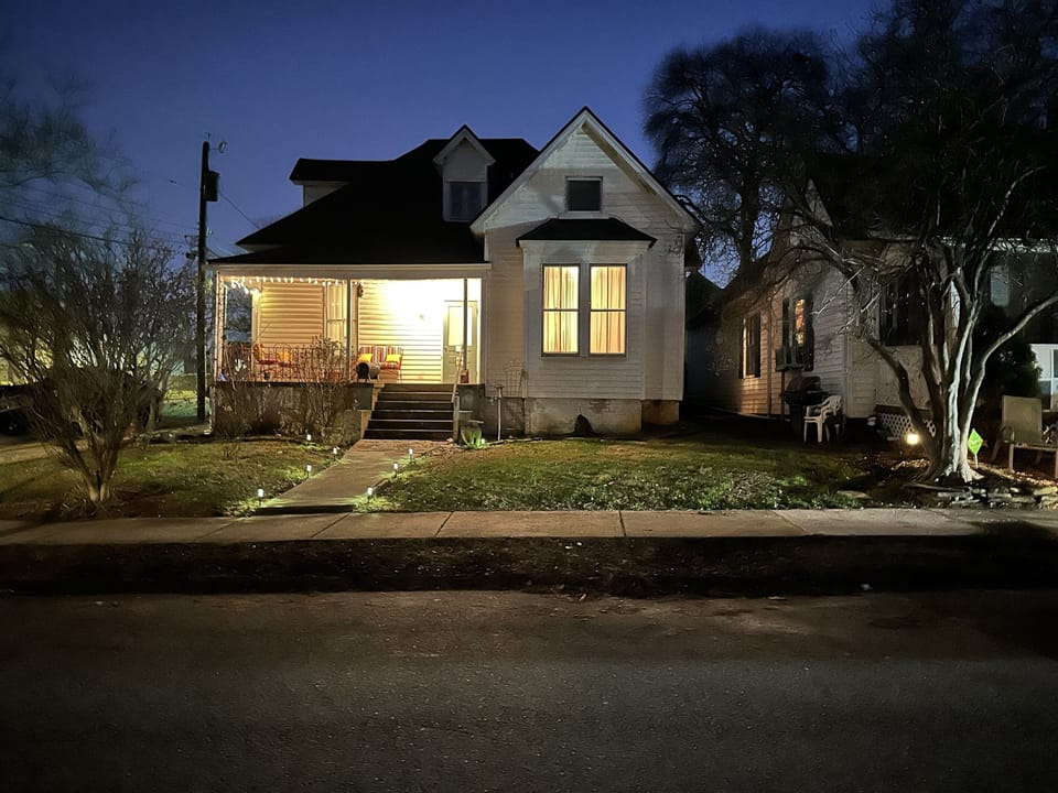 Come stay at Queen Anne Cottage in the Marilyn Monroe Apartment in the Historic District of Knoxville TN