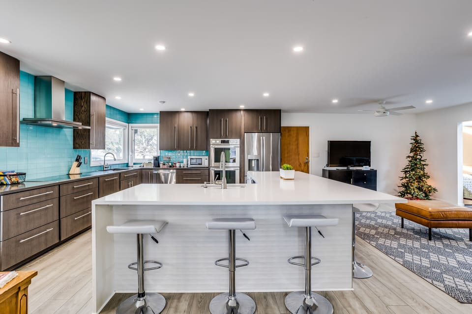 Gourmet Chefs Delight-2 Ovens-2 Dishwashers-2 Sinks-2 Disposals-2 Warmer Drawers