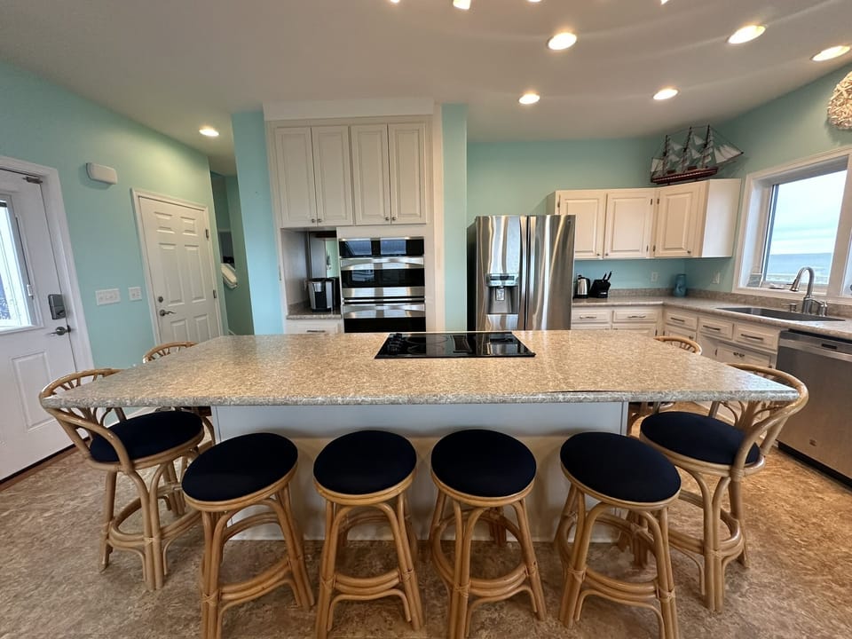 Fully equiped kitchen for your gourmet meals with oversized island. 