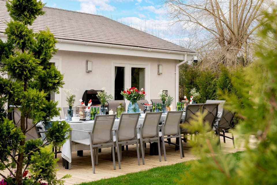 Outdoor dining at Sunset Retreat, Kent