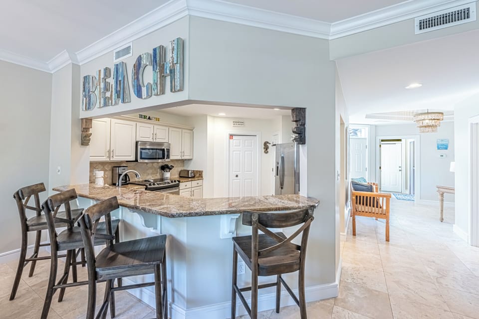 Breakfast Bar and Kitchen