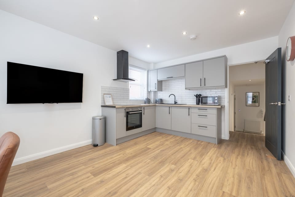 Kitchen with microwave, oven, hob, fridge freezer