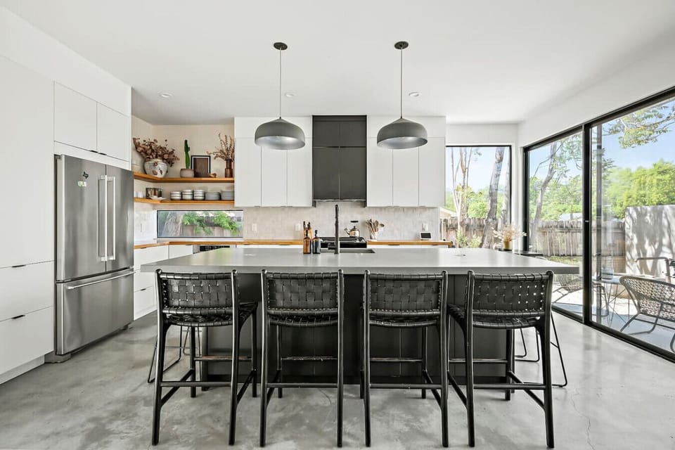 Large kitchen counter seats 8 comfortably