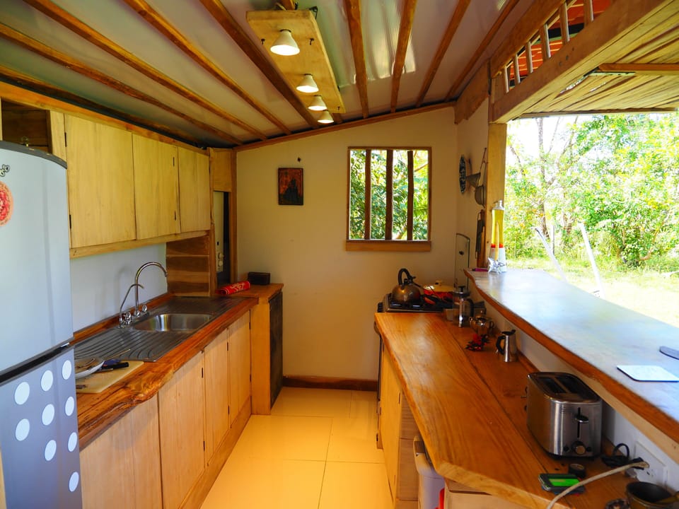 fully equipeed kitchen with juicer, blender and bbq etc
