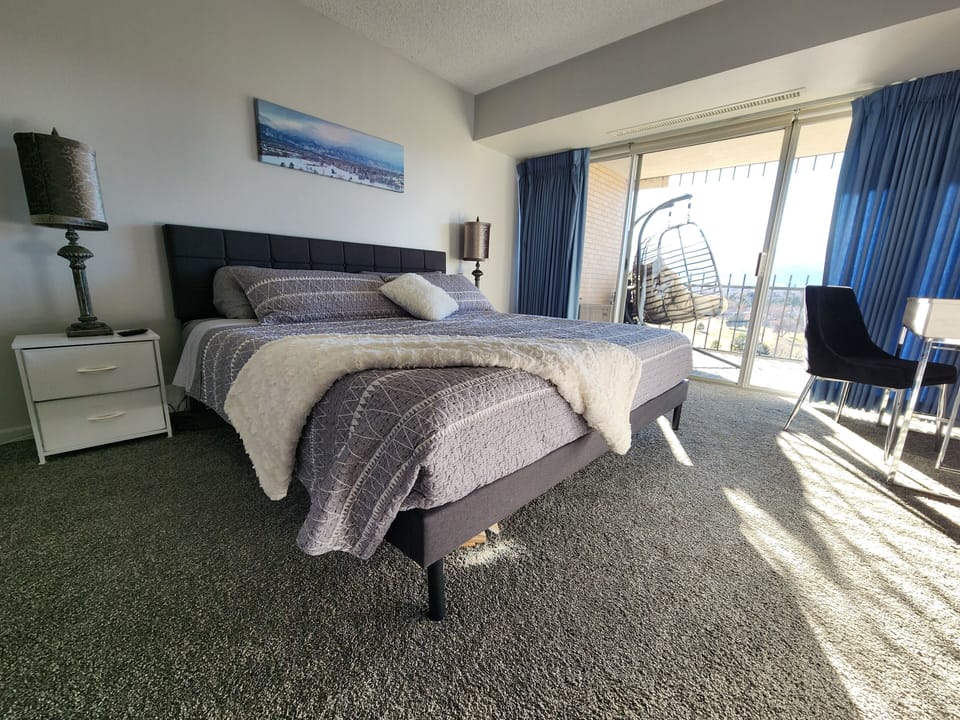Master bedroom - king bed