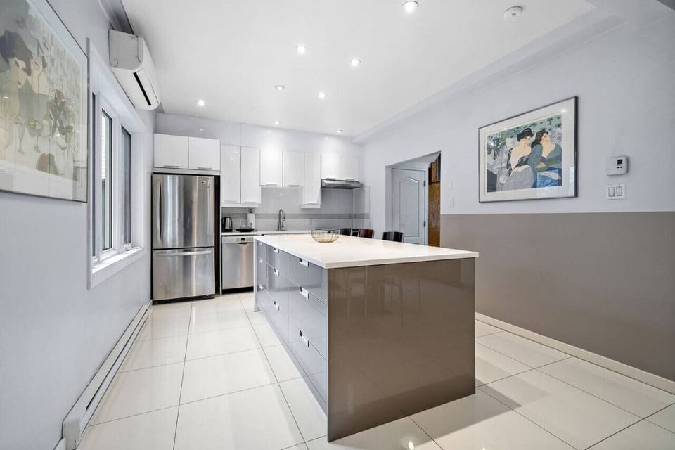 Kitchen Island and dinette