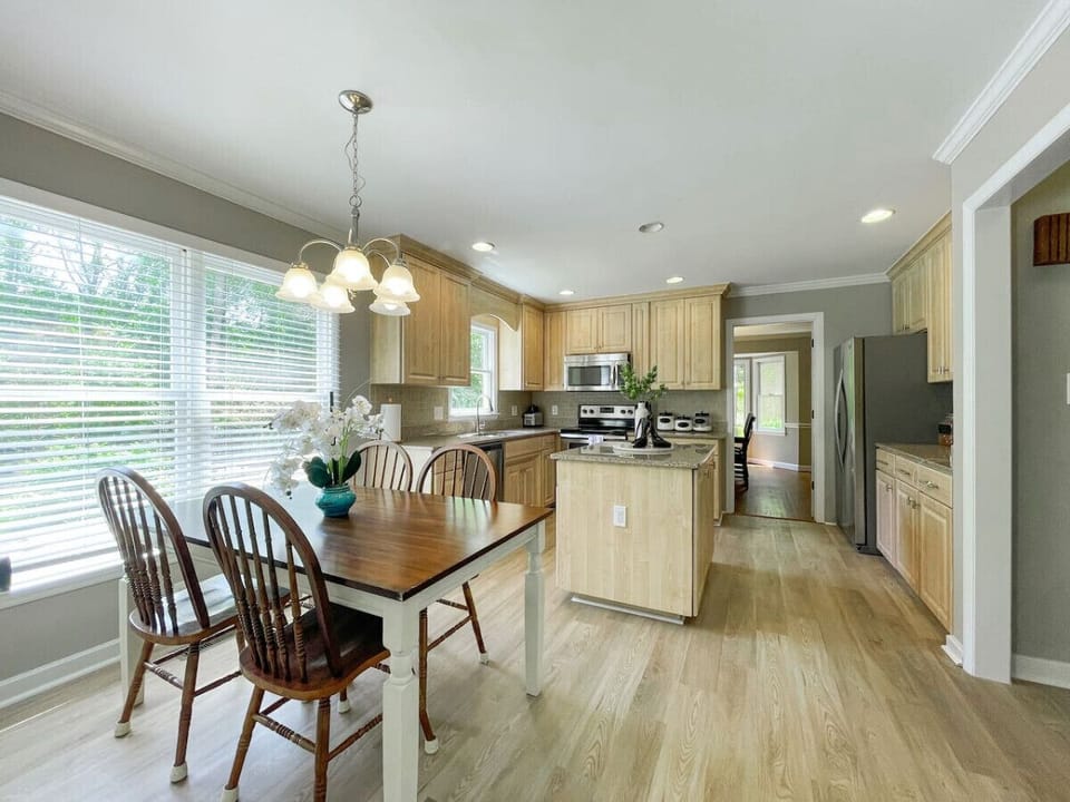 Kitchen with dining for 4