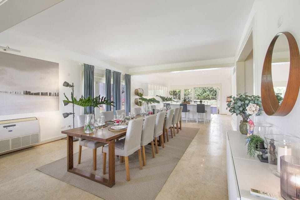 Caleton Estates 52: enjoy your meals at the beautiful dining table