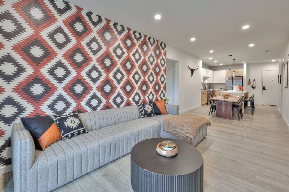 WiFi, Smart TV, sound system, extra blankets, open kitchen, sliding doors to deck with city views, AC/heat, smoke alarm & fire extinguisher.