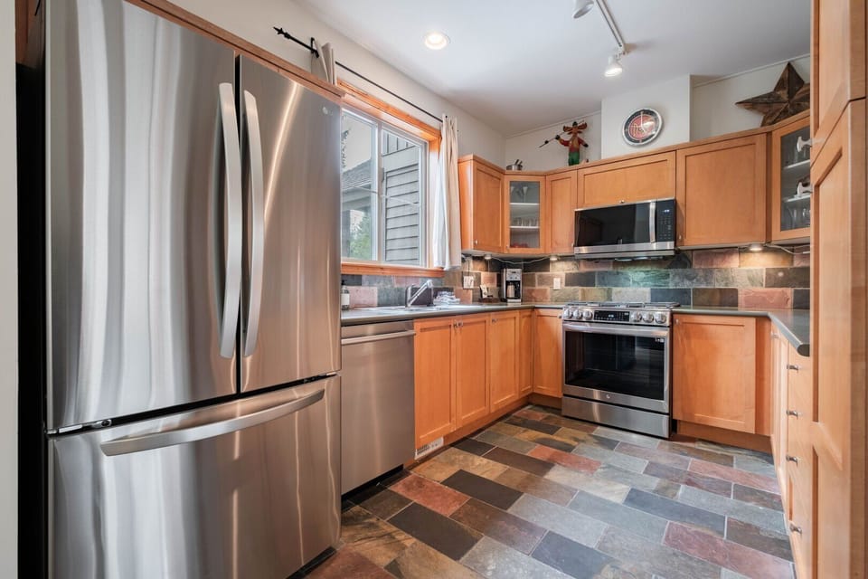 Full kitchen: Stainless steel appliances