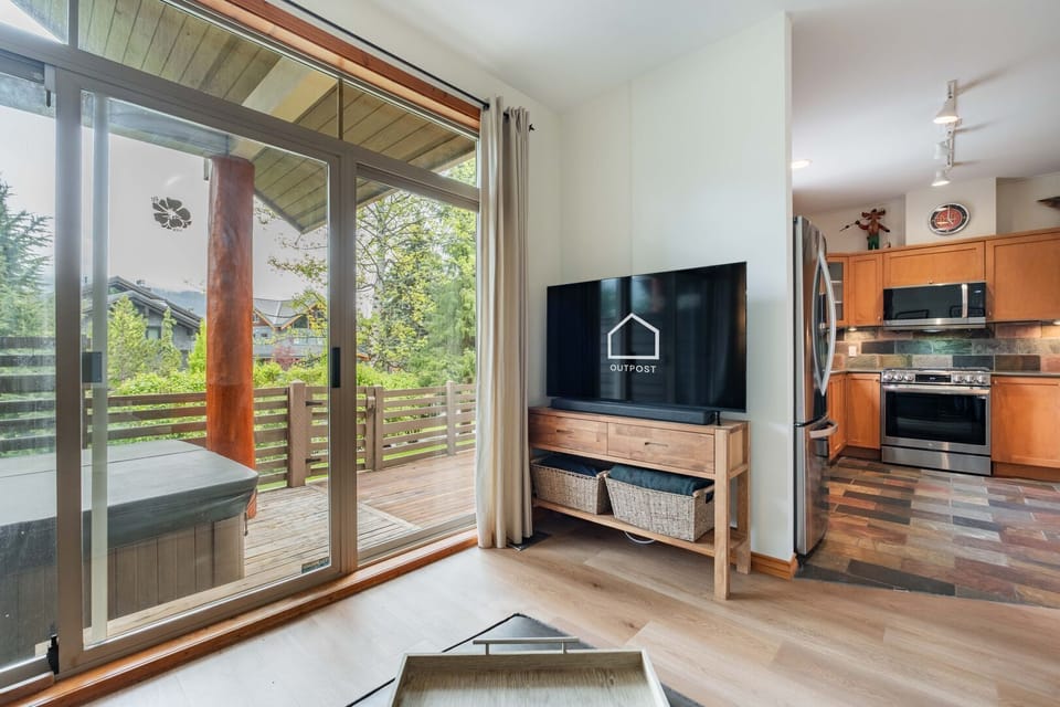 2nd living area: Hot tub access