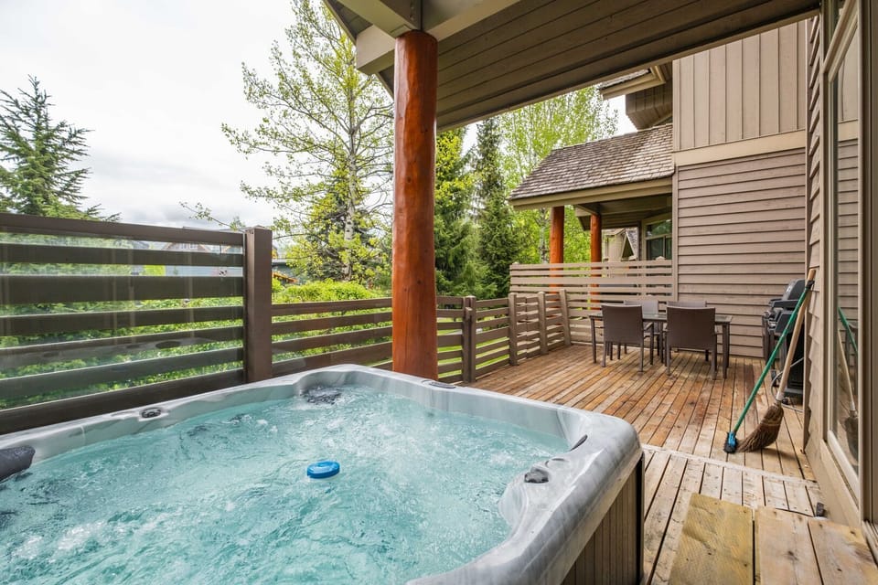 Private deck: Hot tub