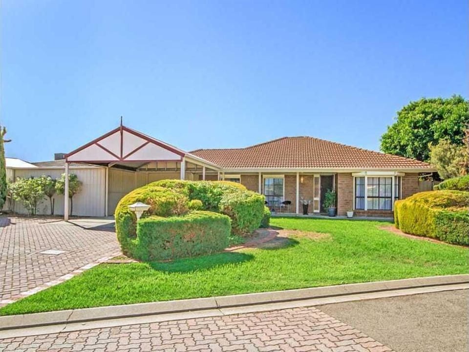Front yard with the ample of parking !!
