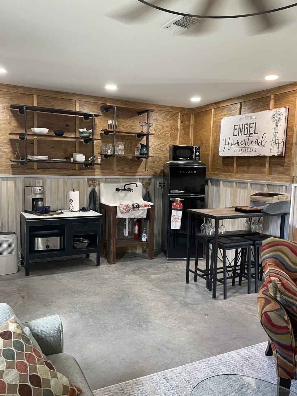 Kitchenette & Dining Area