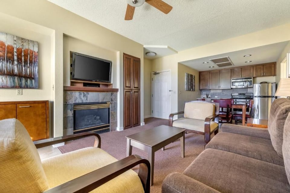 Stretch out in the open-plan suite with fireplace ambiance.