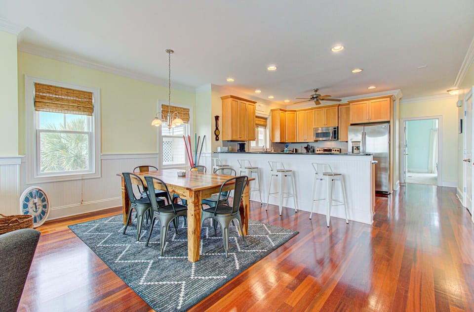 Dining Area & Breakfast Bar