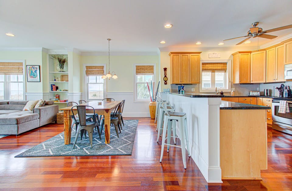 Dining Area & Breakfast Bar