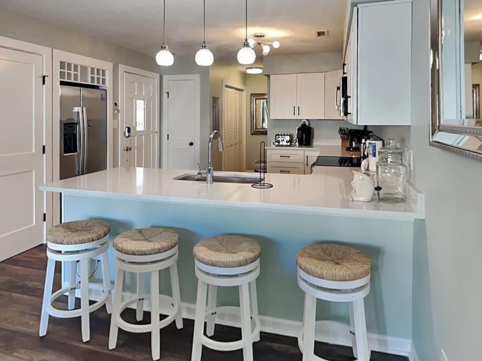 Full Size Kitchen with Breakfast Bar