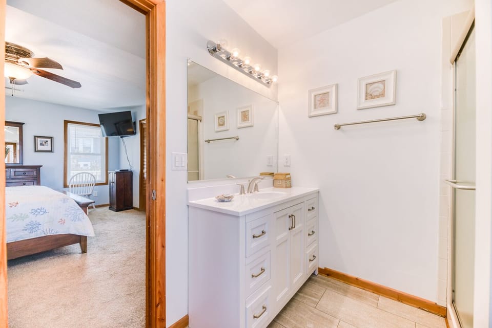 Mid Level King En Suite