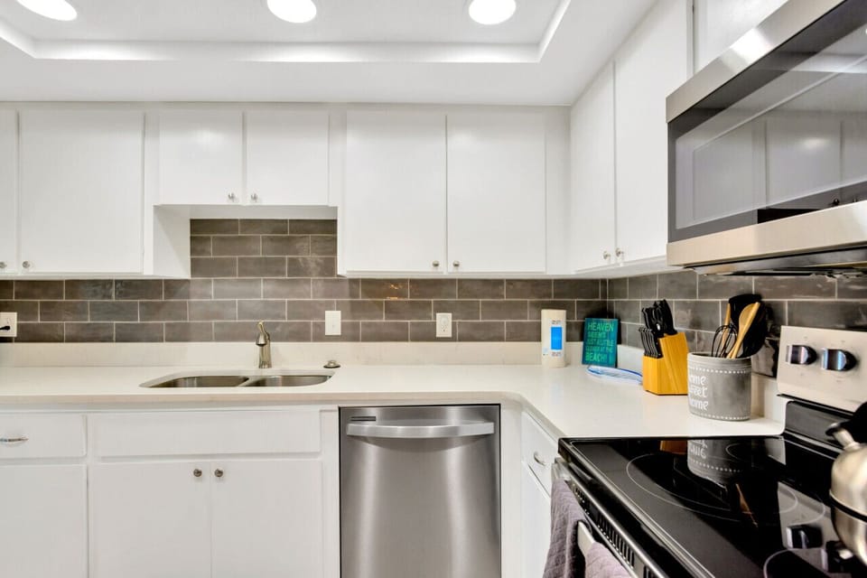 Well-equipped kitchen, high-quality stainless steel appliances.